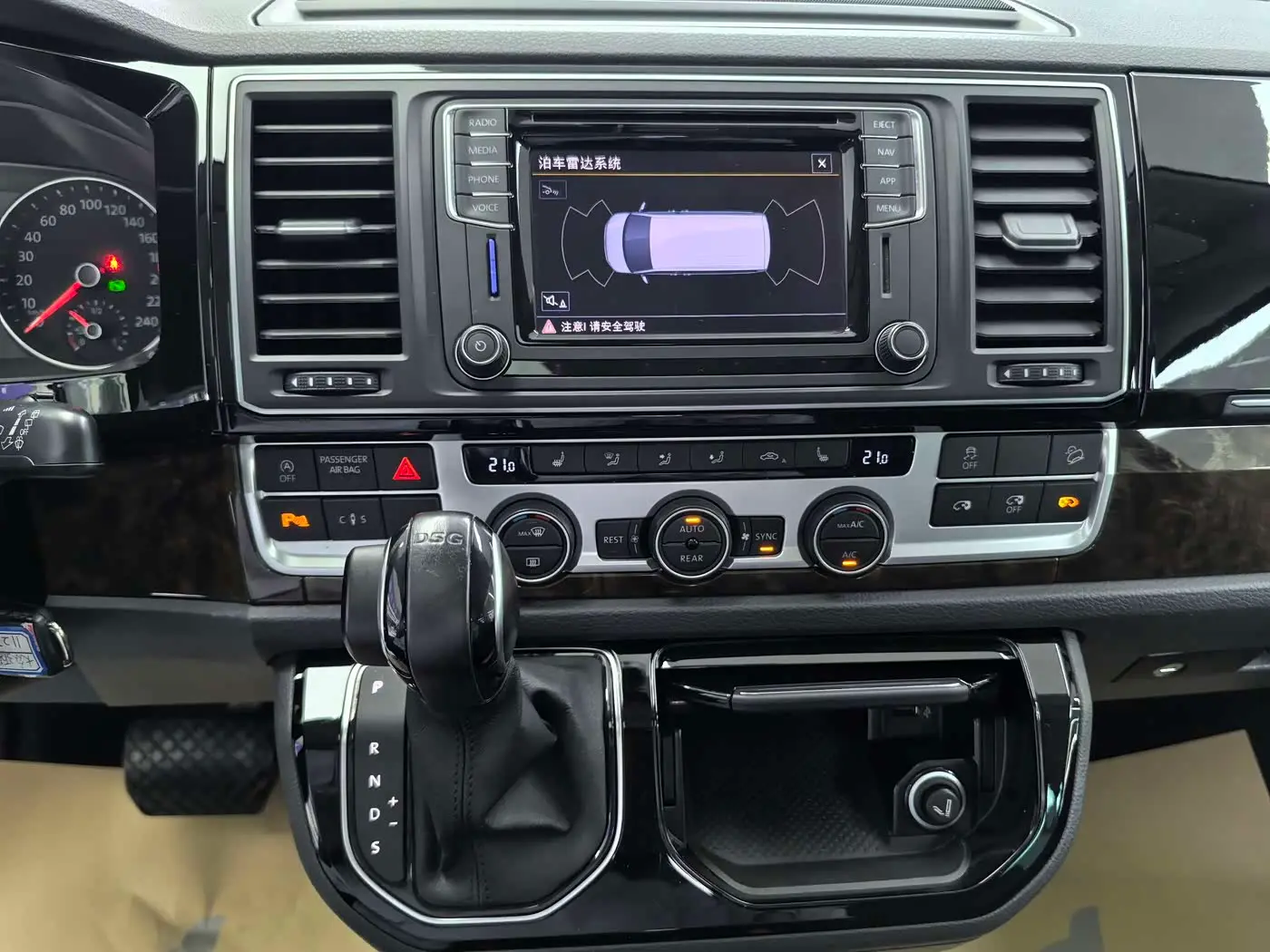 Volkswagen Multivan 2019 — Фото 11/18