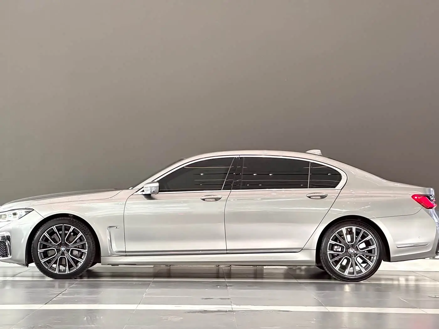 BMW 7 Series 2019 — Photo 5/12