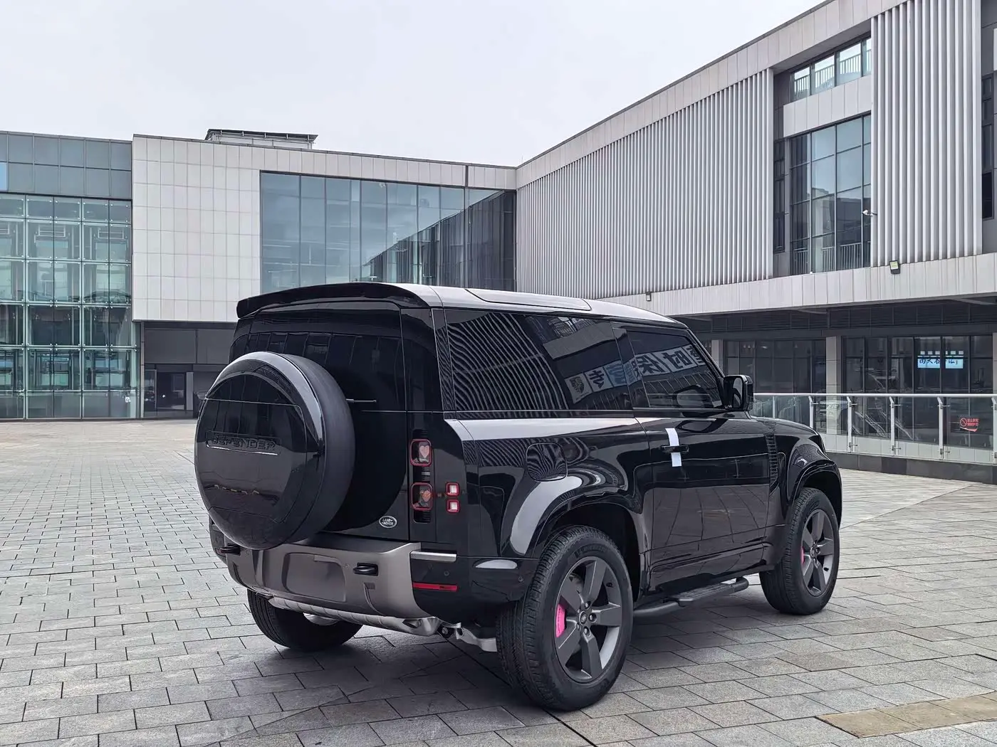Land Rover Defender 2025 — Photo 18/18
