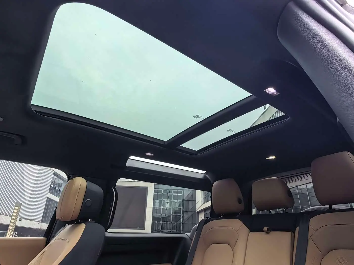Land Rover Defender 2025 — Photo 12/18
