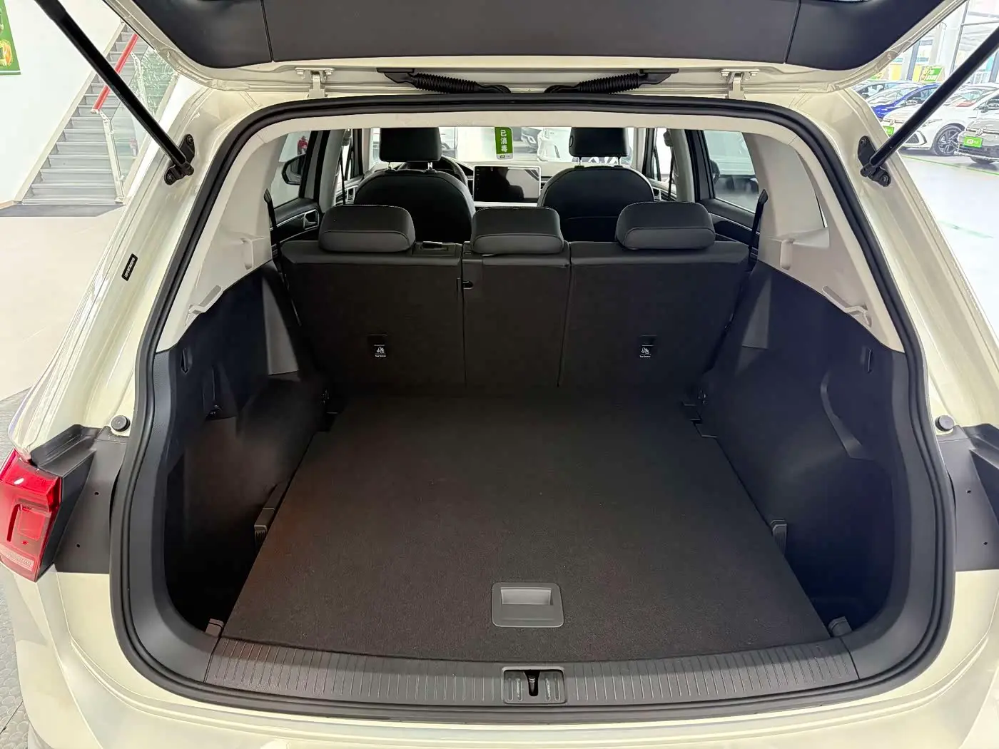 Volkswagen Tiguan L 2023 — Photo 9/20
