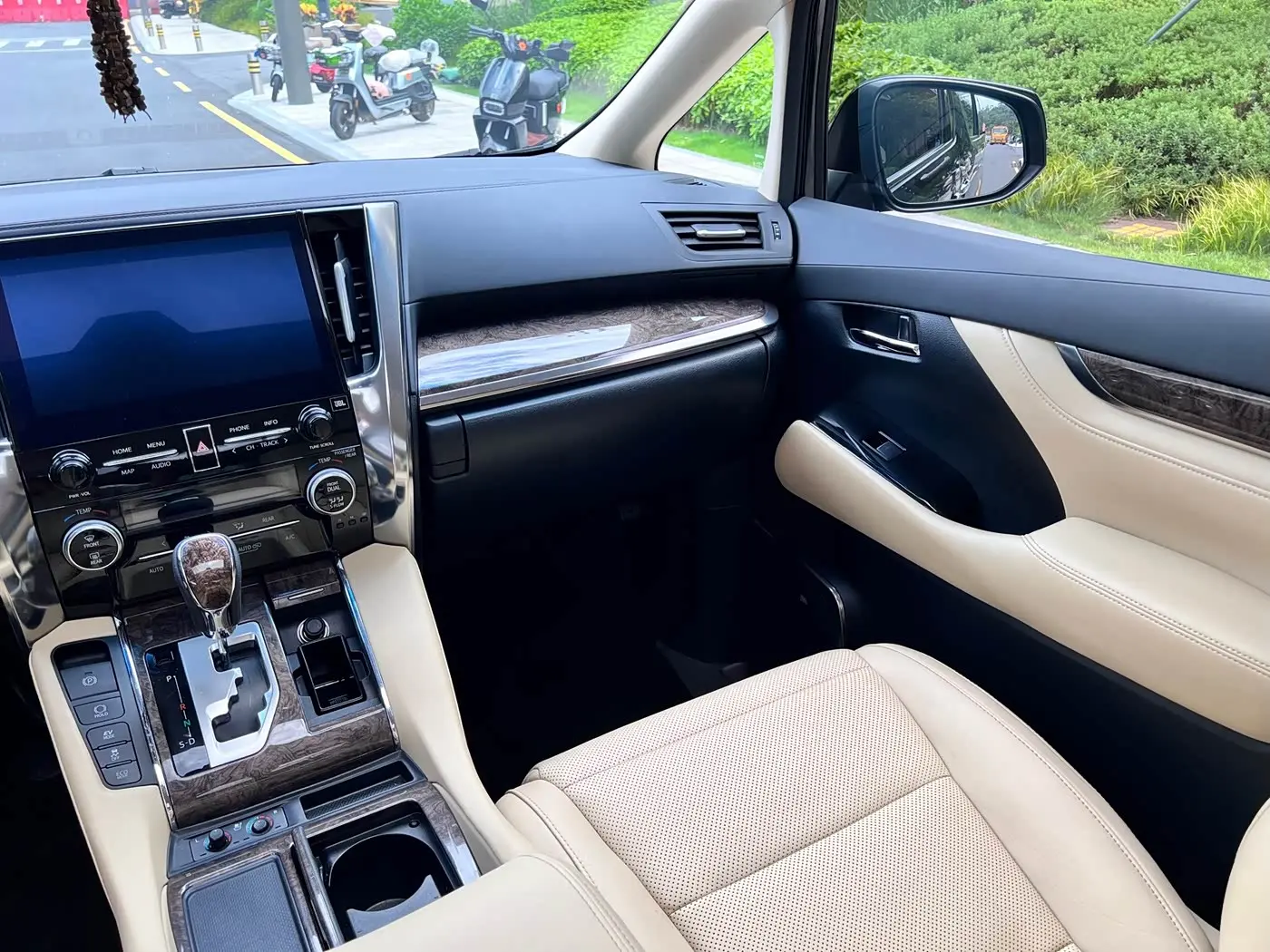 Toyota Alphard 2023 — Photo 12/20