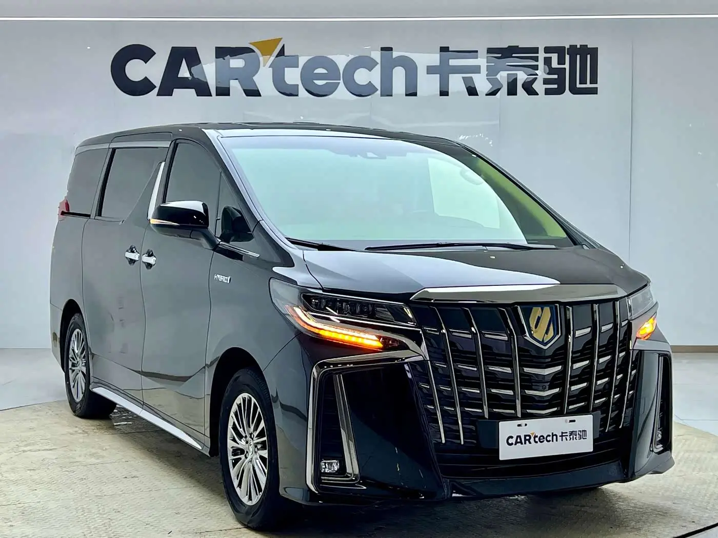 Toyota Alphard 2023 — Photo 2/20