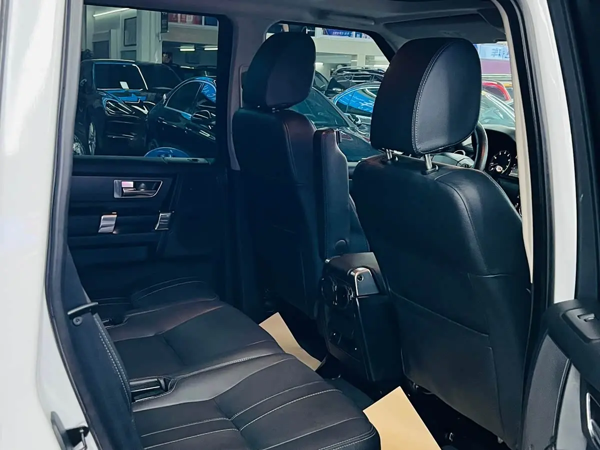 Land Rover Discovery 2016 — Photo 15/20