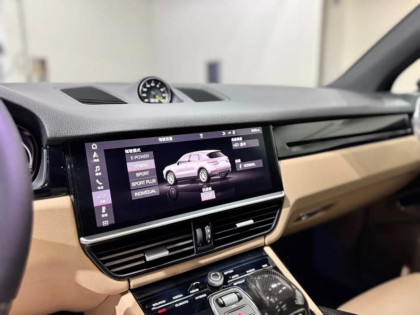 Porsche Cayenne New Energy 2019 — Photo 10/17