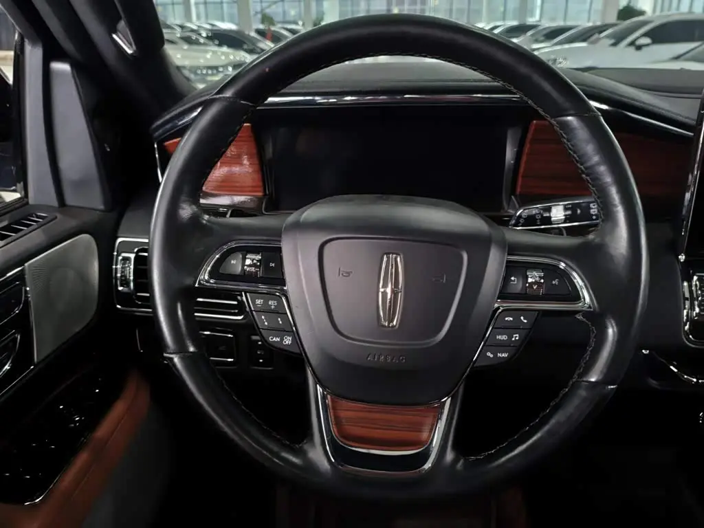 Lincoln Navigator 2022 — ფოტო 10/17