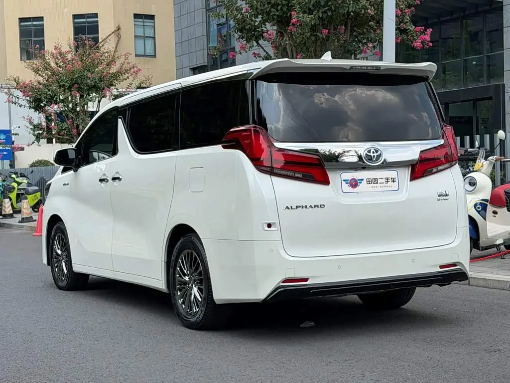 Toyota Alphard 2022 — Photo 4/14