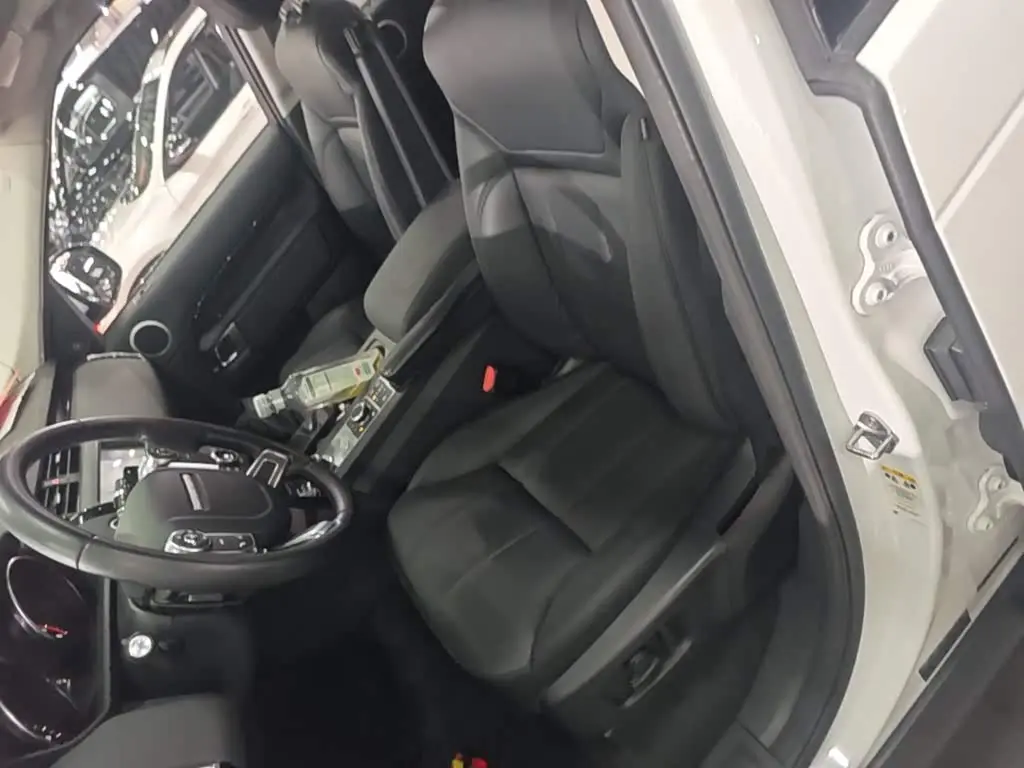 Land Rover Discovery 2019 — Photo 15/20