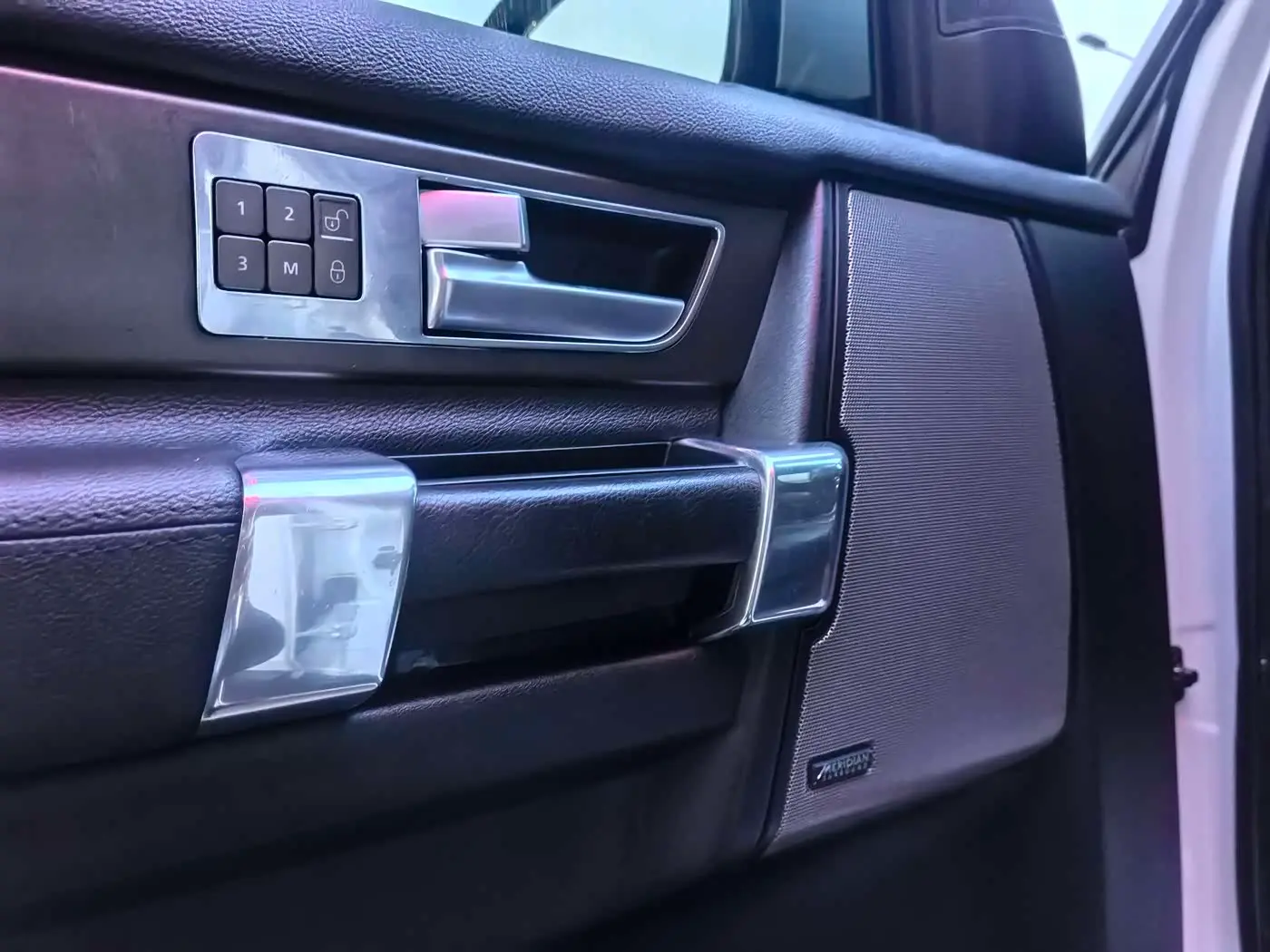 Land Rover Discovery 2015 — Фото 6/19