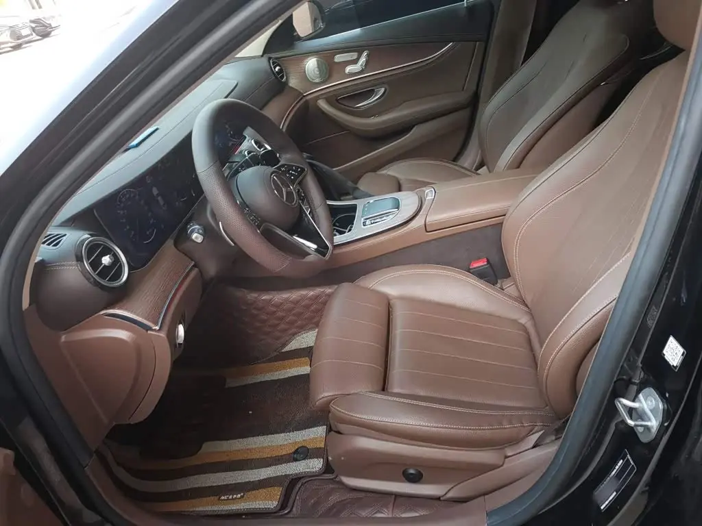 Mercedes-Benz E-Class 2022 — Photo 12/20