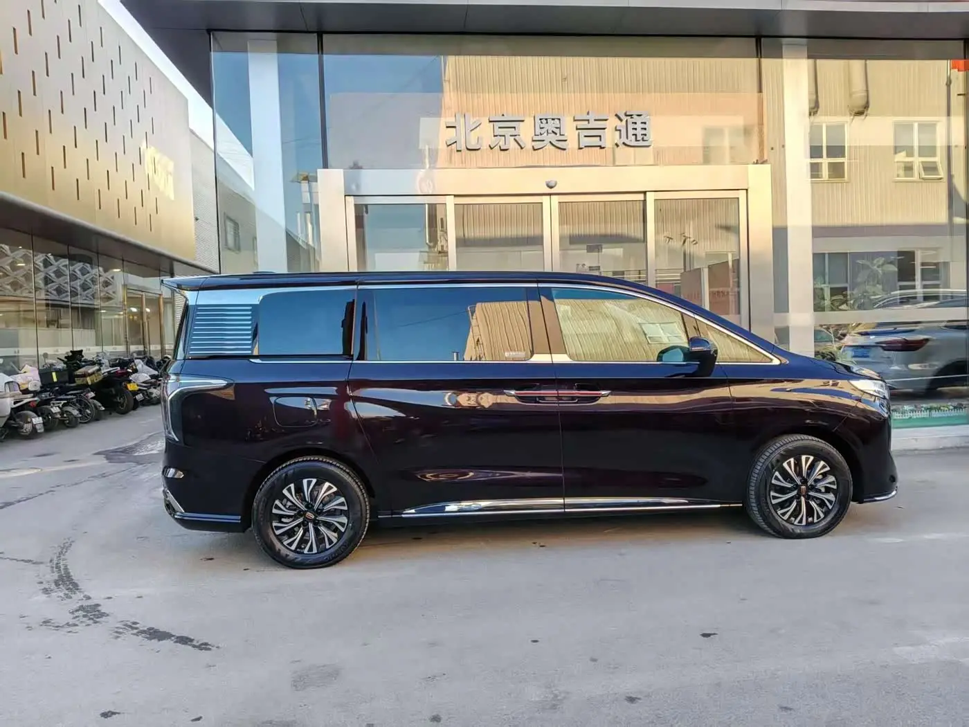 Hongqi HQ9 PHEV 2024 — Фото 7/9
