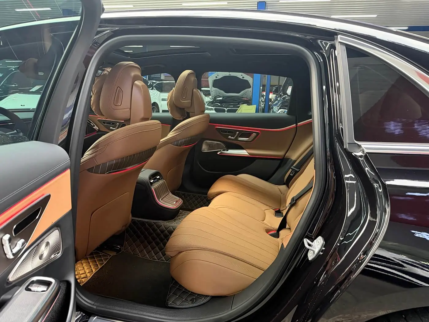 Mercedes-Benz E-Class 2025 — Photo 8/19