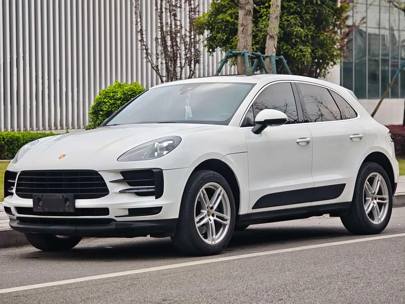 Porsche Macan 2021 — Фото 1/16