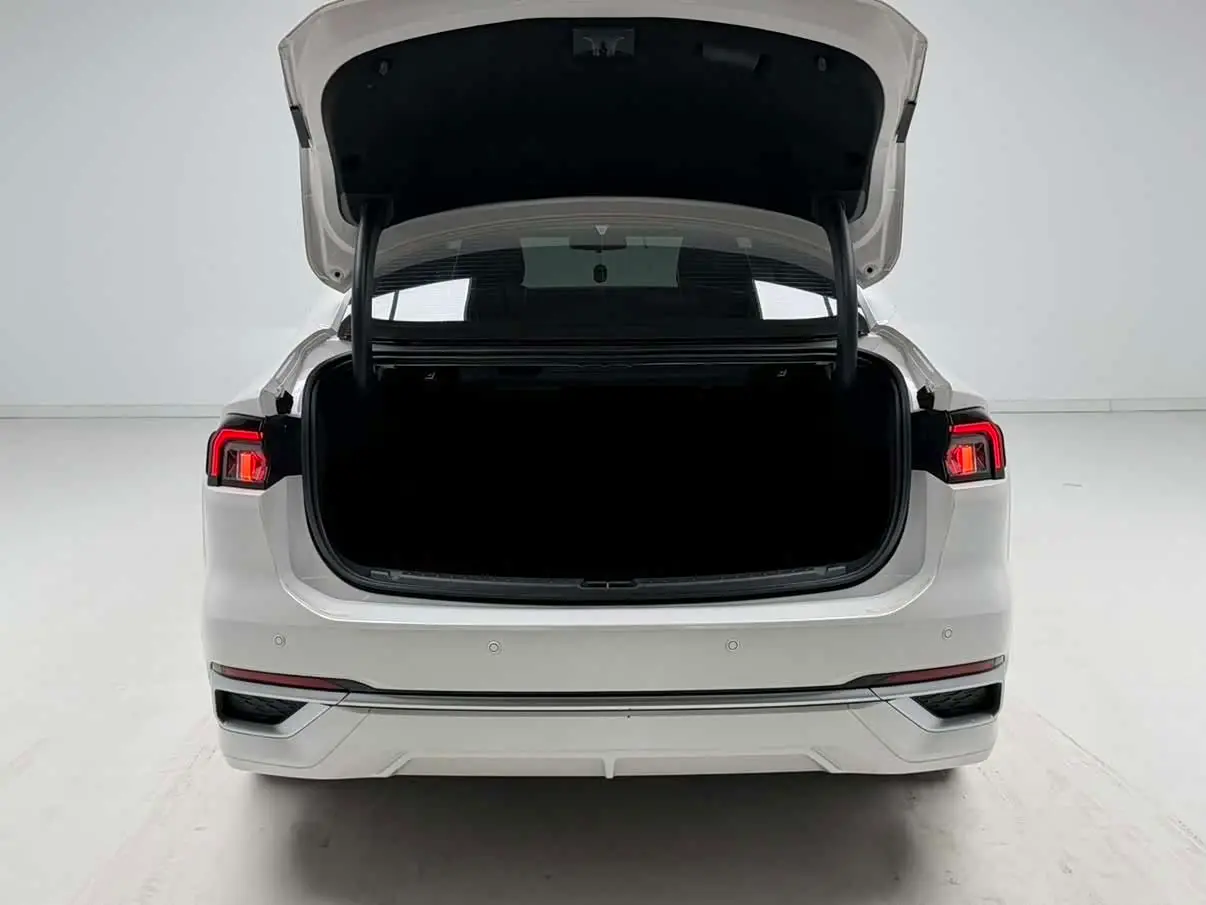 Ford Mondeo 2023 — ფოტო 13/18