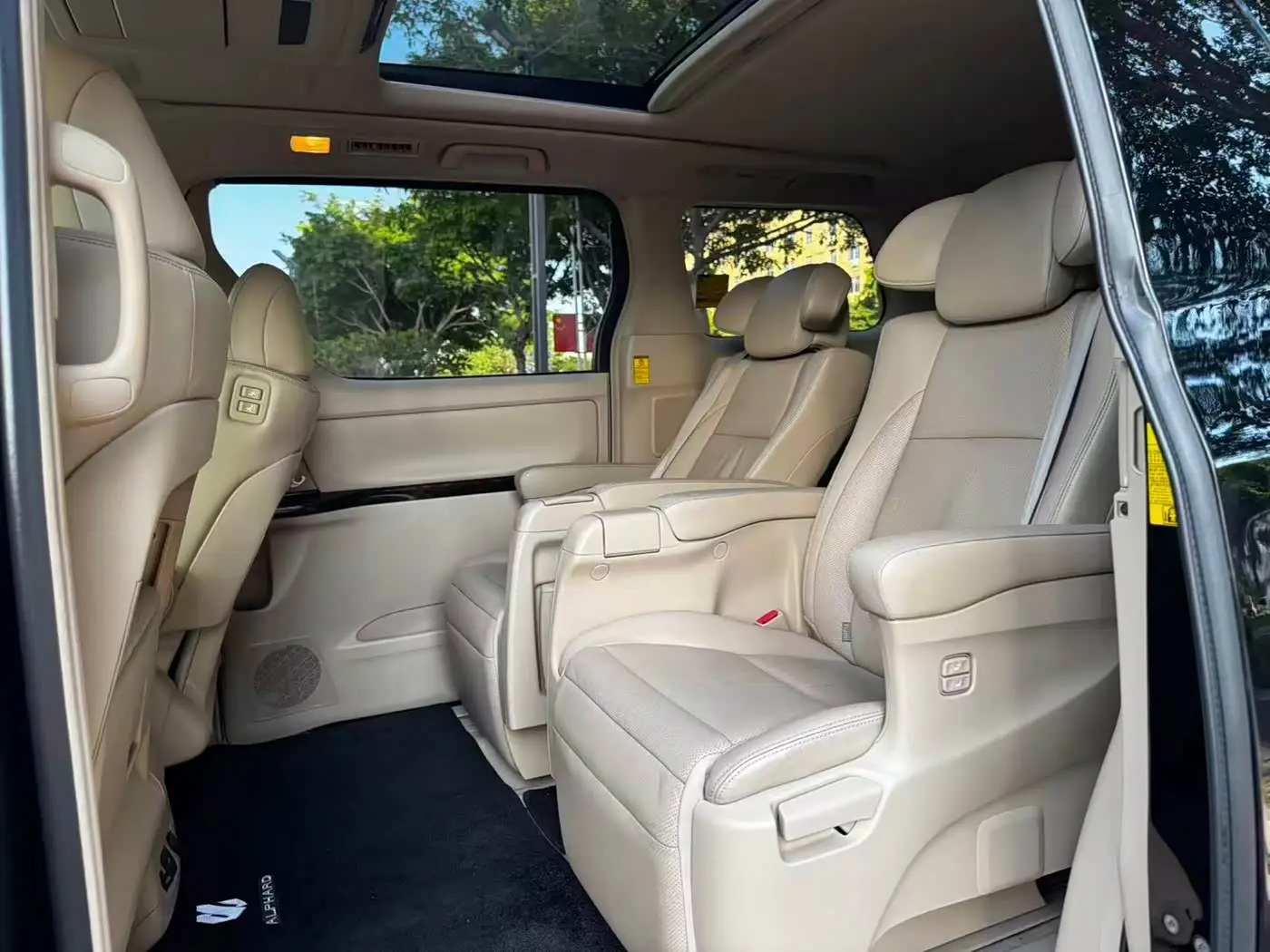 Toyota Alphard 2013 — Photo 6/10