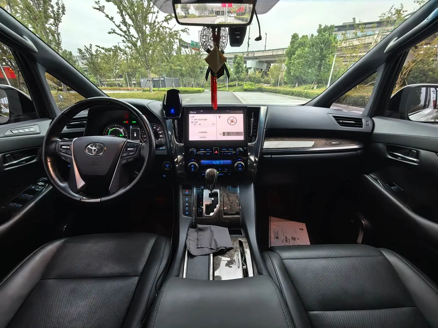 Toyota Alphard 2023 — Photo 8/17