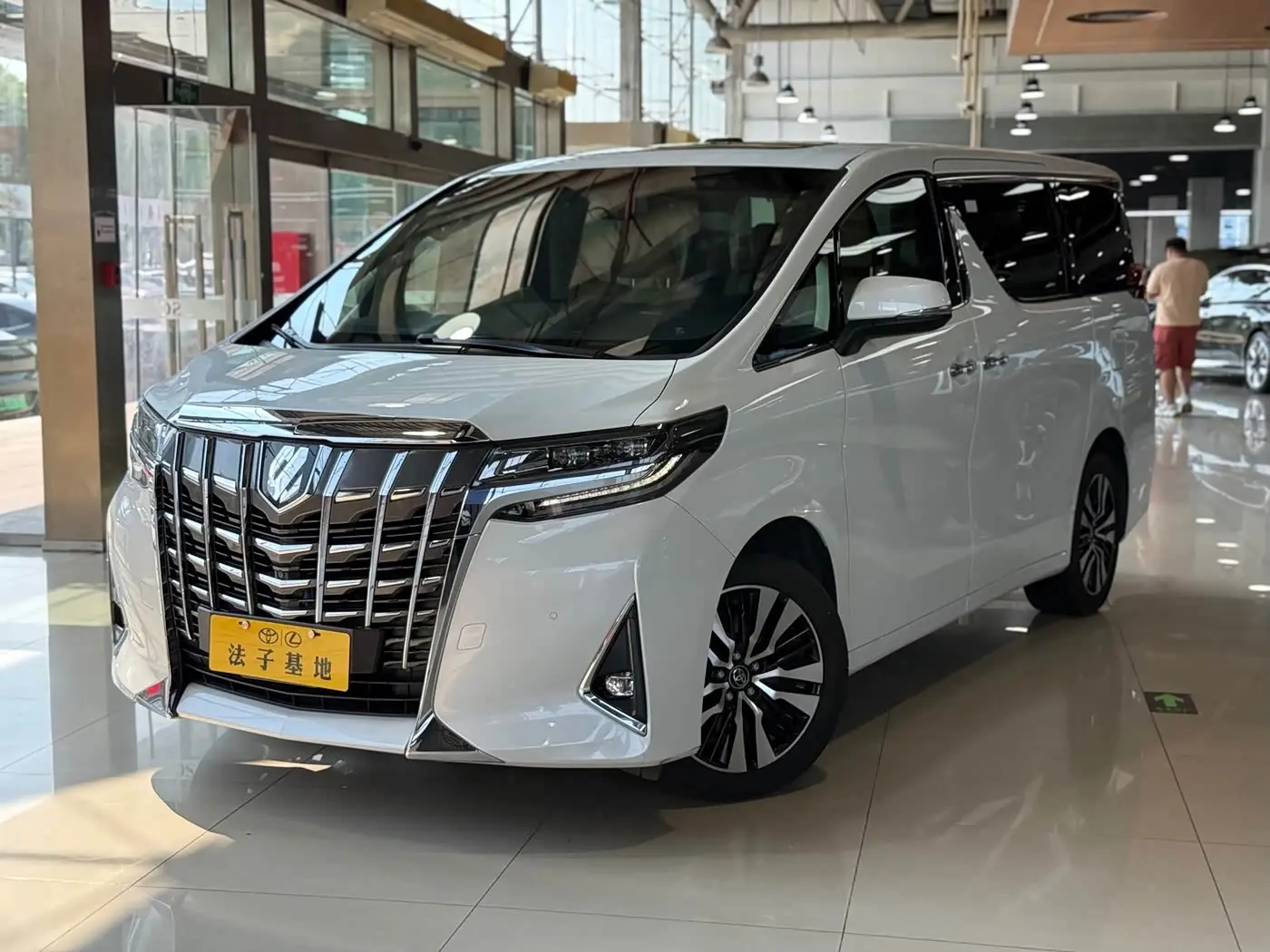 Toyota Alphard 2018 — Фото 1/20