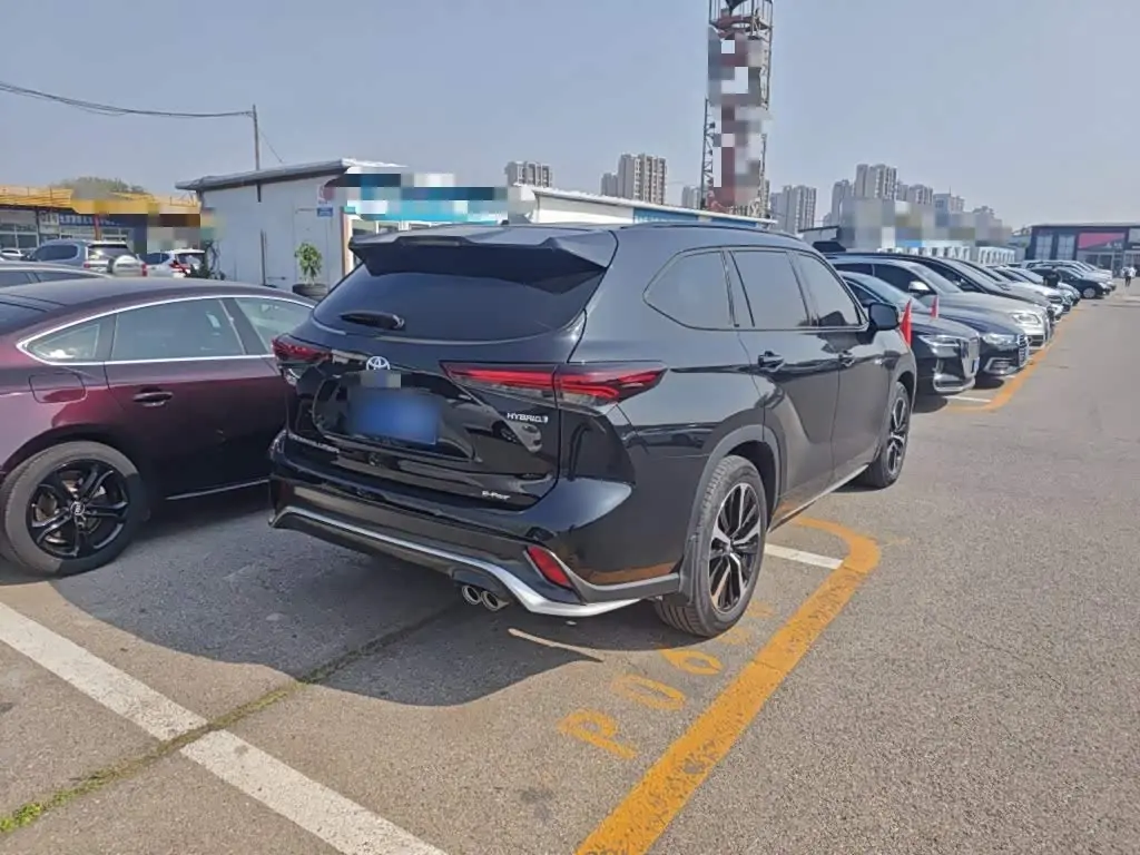 Toyota Crown Kluger 2023 — Photo 12/20
