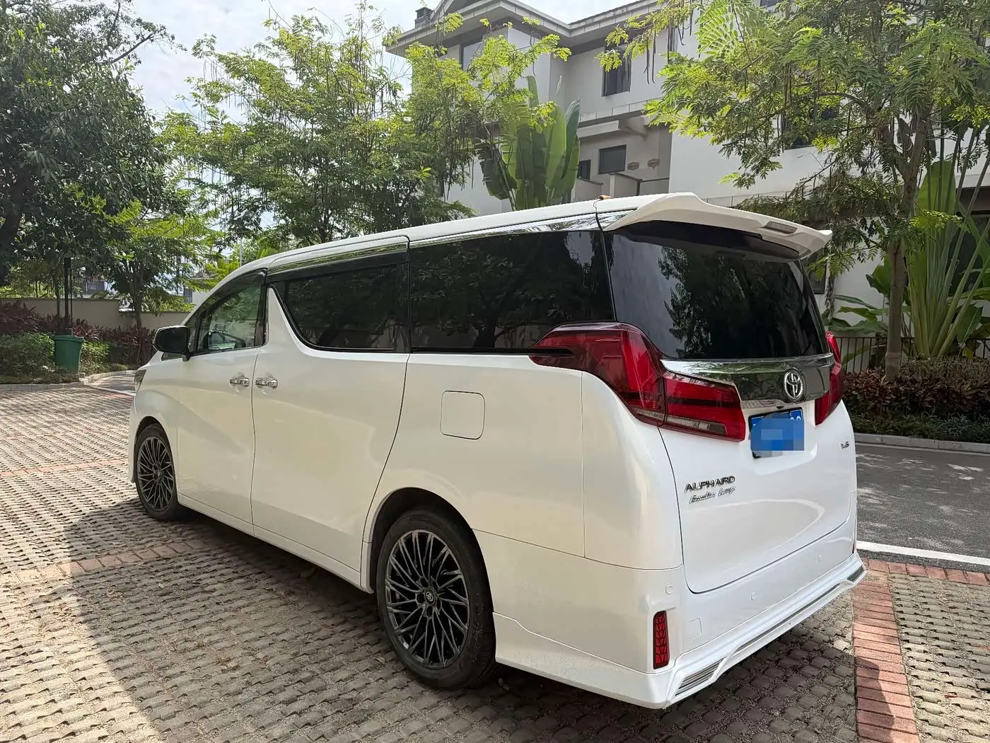 Toyota Alphard 2017 — Photo 8/9