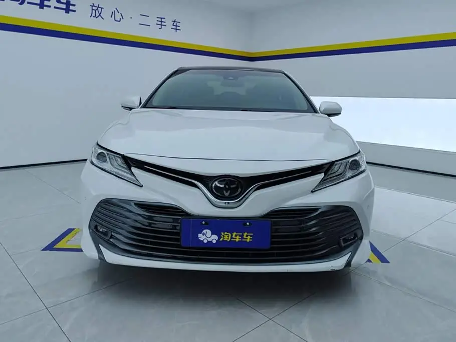 Toyota Camry 2019 — Фото 2/16