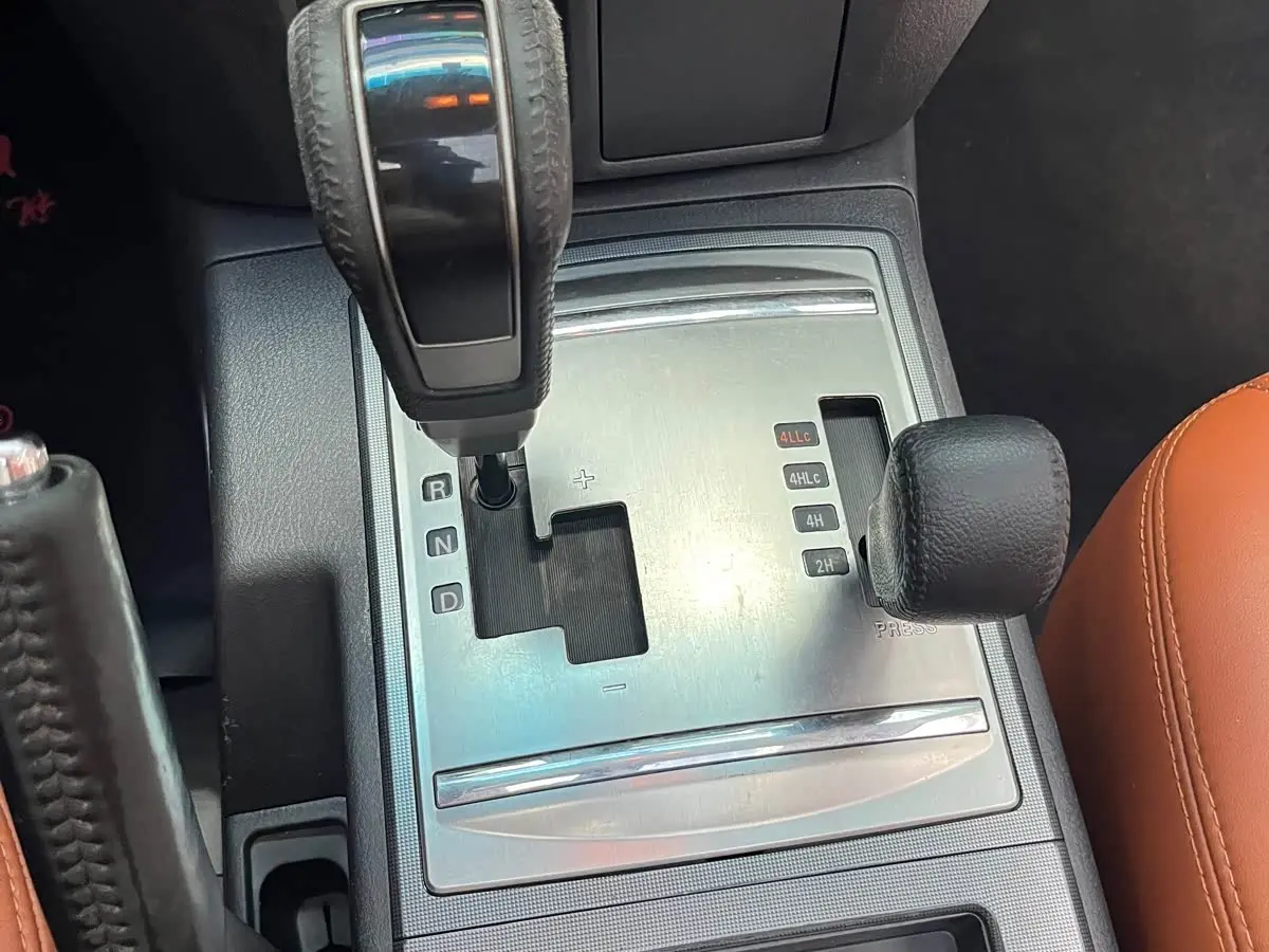 Mitsubishi Pajero 2018 — Photo 19/20