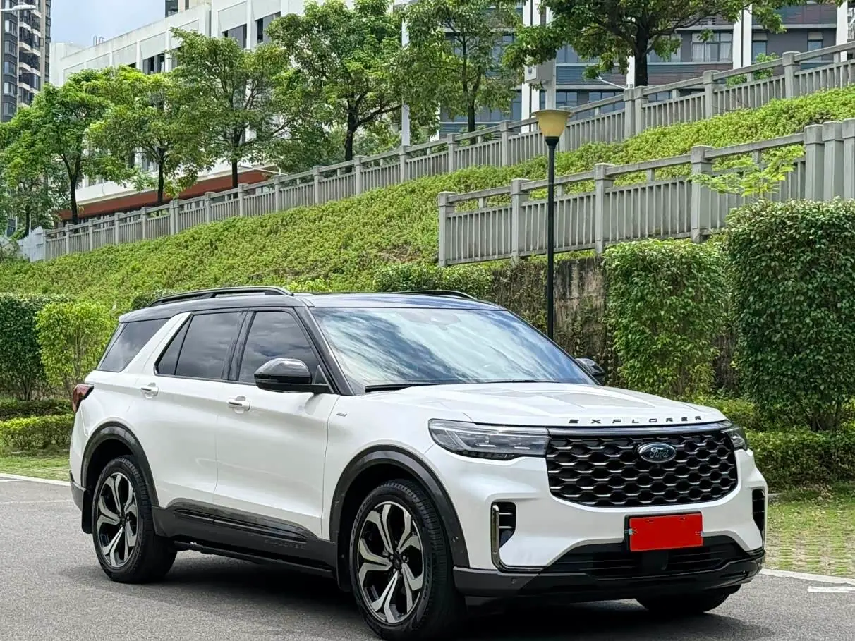 Ford Explorer 2023 — Photo 3/18