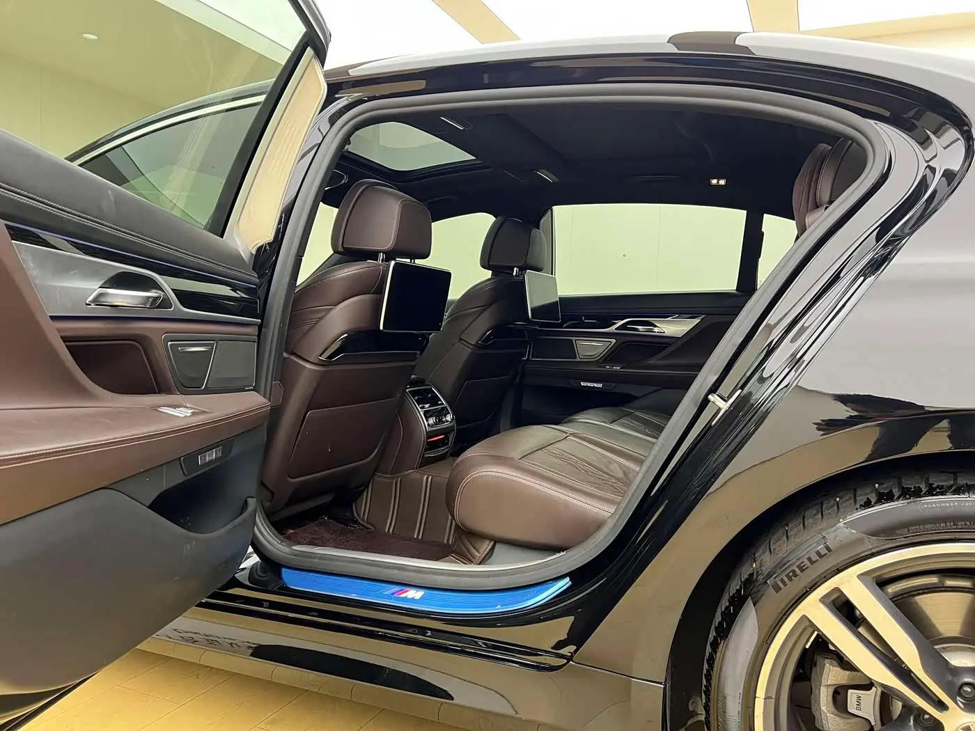BMW 7 Series 2018 — Фото 15/20