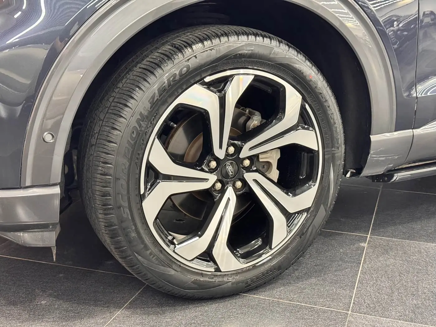 Ford Explorer 2023 — ფოტო 13/15