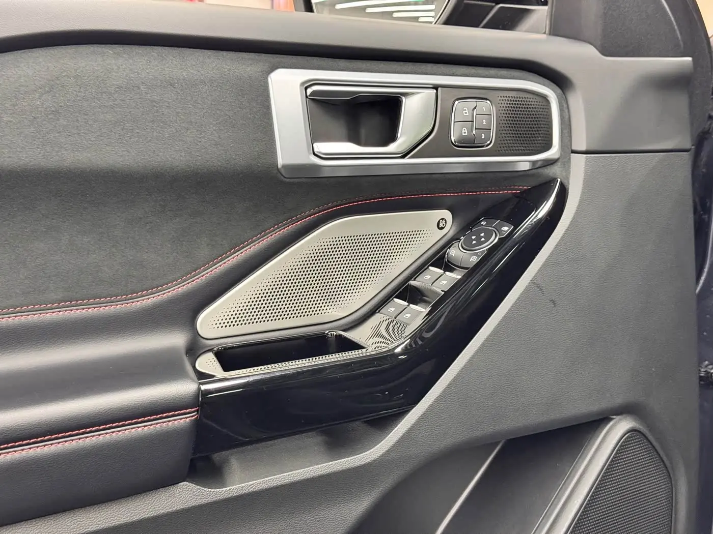 Ford Explorer 2023 — ფოტო 12/15
