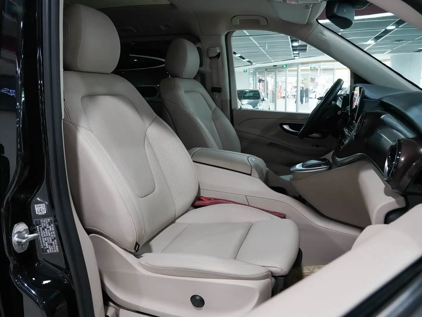 Mercedes-Benz V-Class 2023 — Photo 15/20