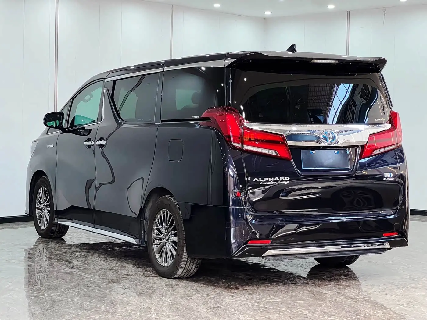 Toyota Vellfire 2022 — Photo 6/17