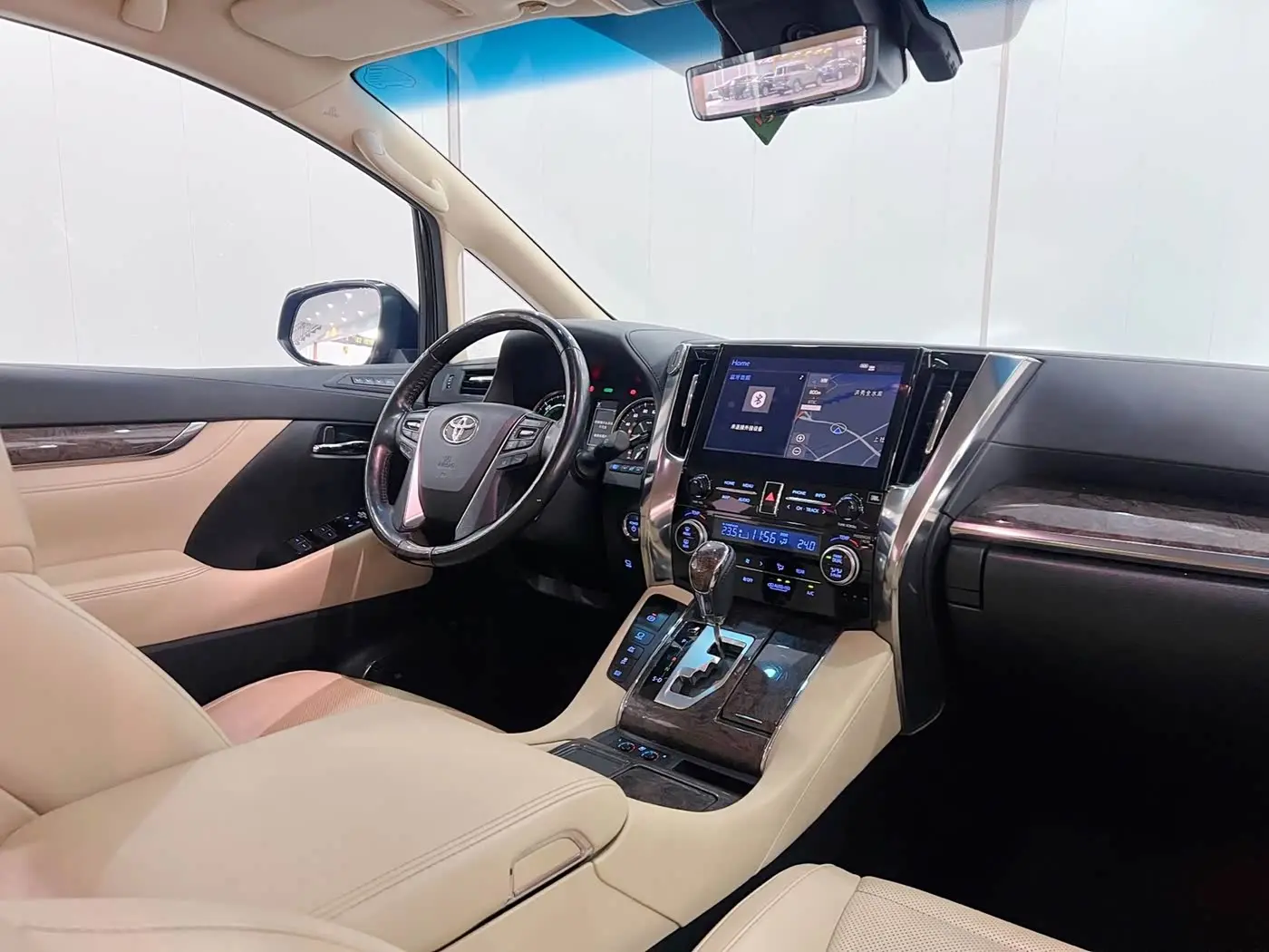 Toyota Vellfire 2022 — Photo 15/17