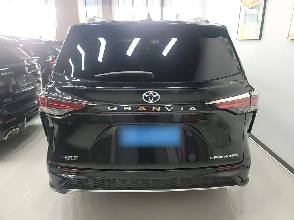 Toyota Granvia 2023 — Photo 6/20