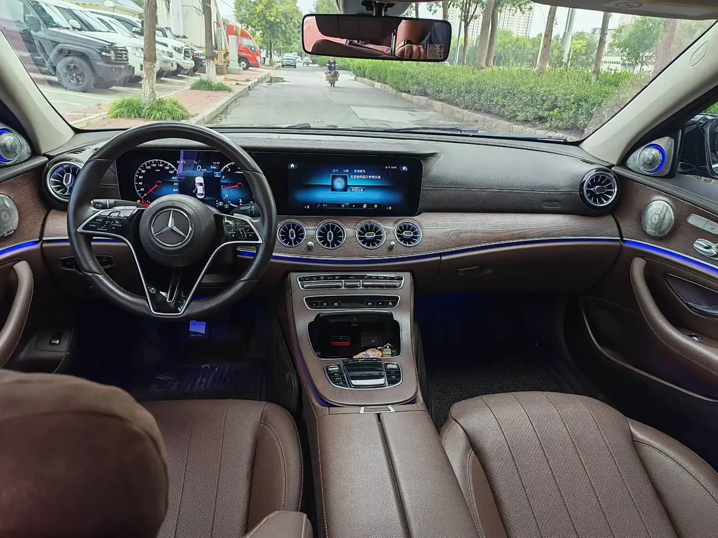 Mercedes-Benz E-Class 2023 — Photo 6/9