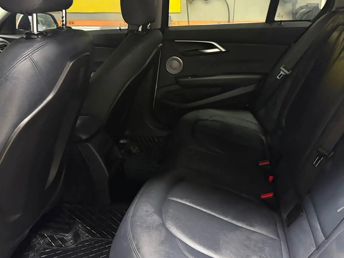 BMW 1 Series 2023 — Photo 8/13