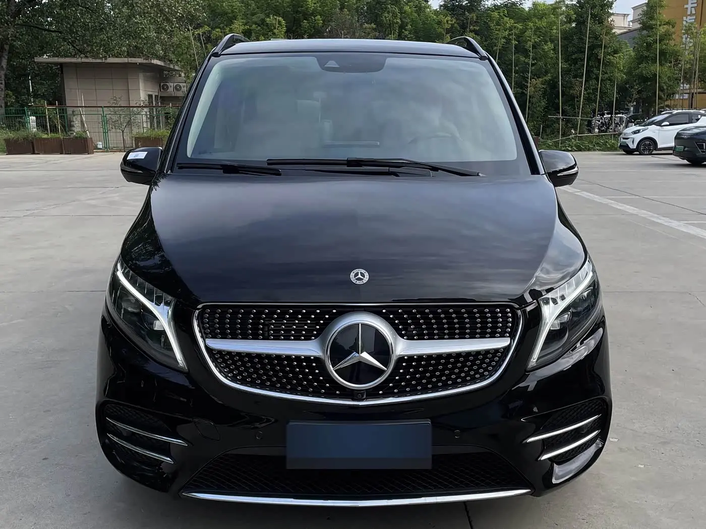 Mercedes-Benz V-Class 2023 — Фото 2/18