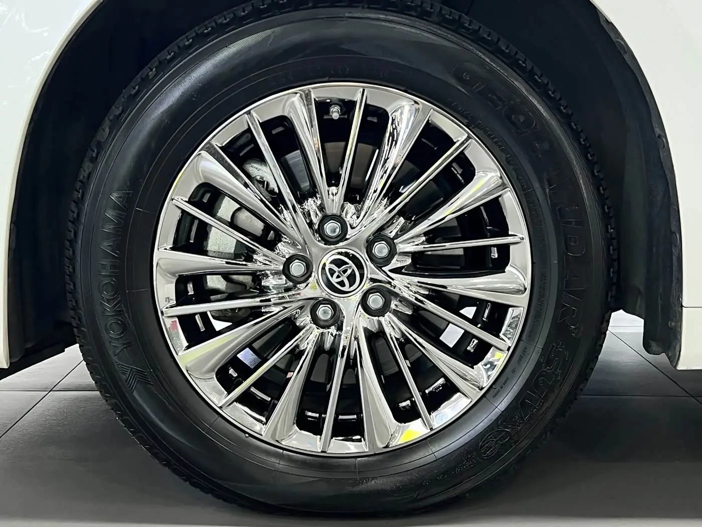 Toyota Alphard 2022 — Photo 10/20