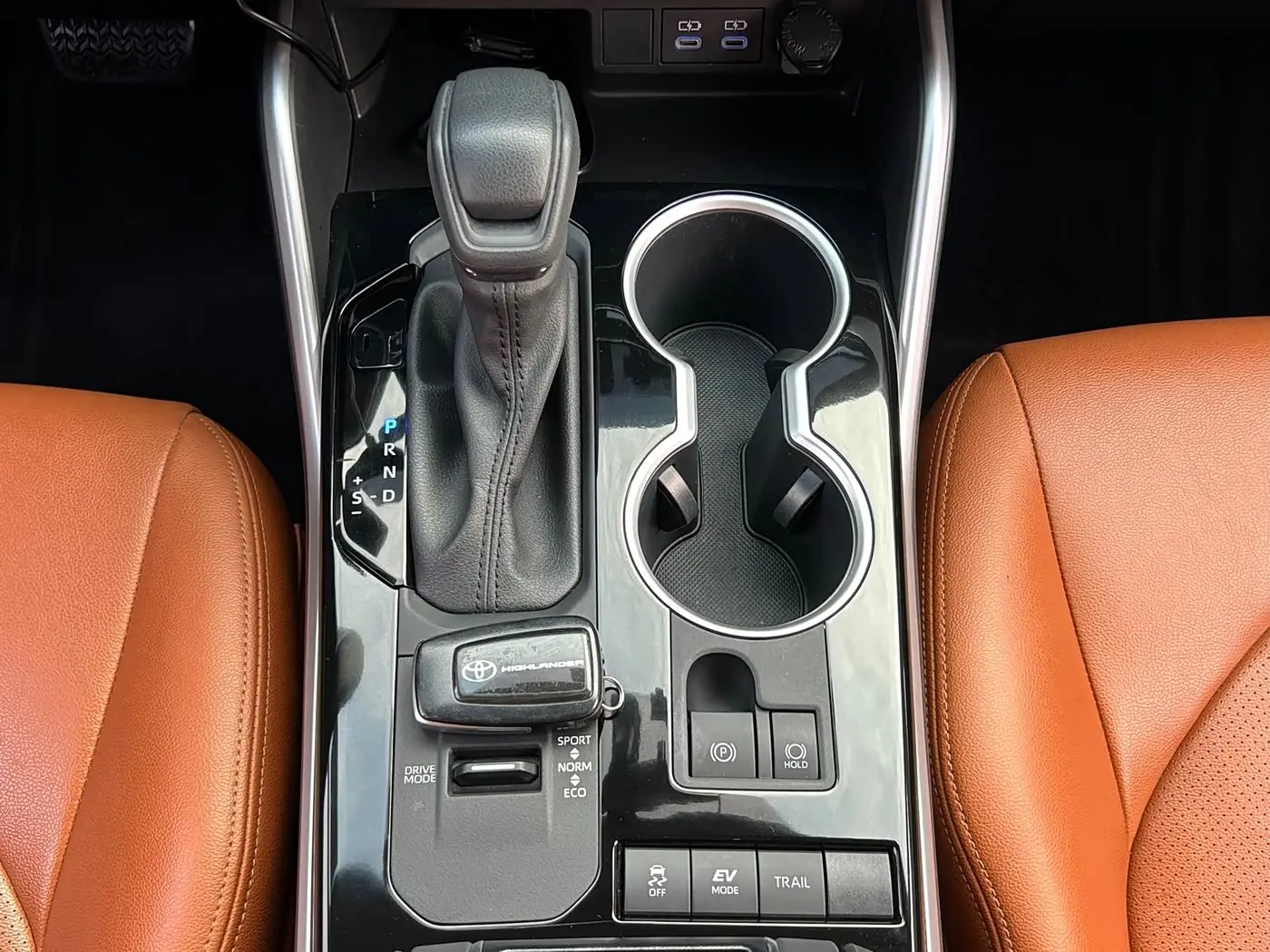 Toyota Highlander 2023 — Фото 16/20