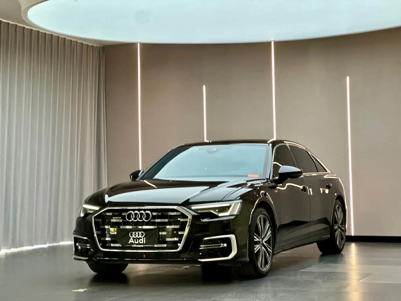Audi A6L 2022 — Фото 1/10