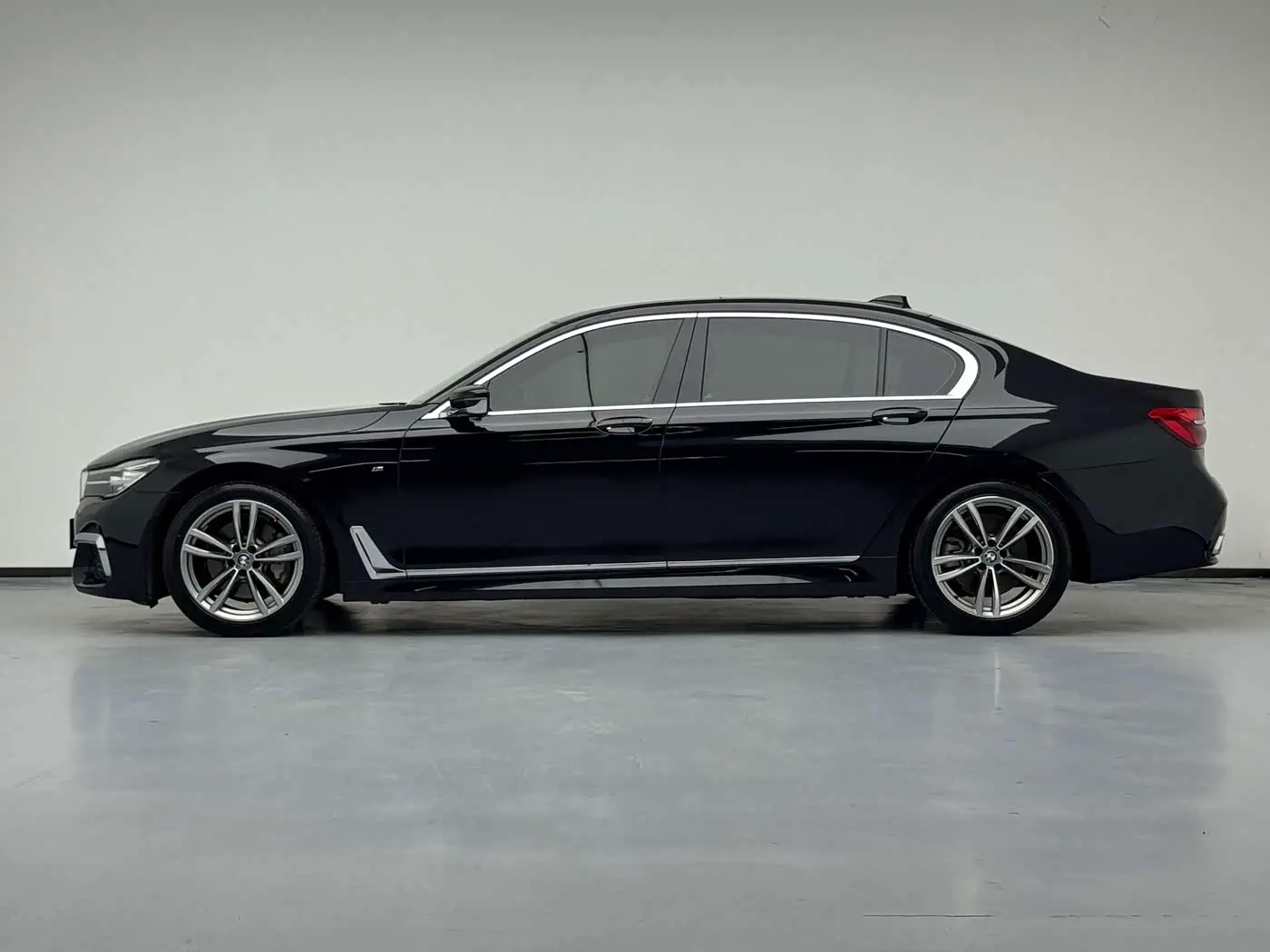 BMW 7 Series 2018 — Photo 11/20