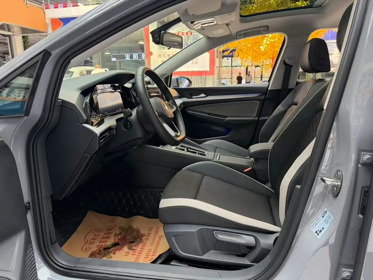 Volkswagen Golf 2023 — Photo 4/12