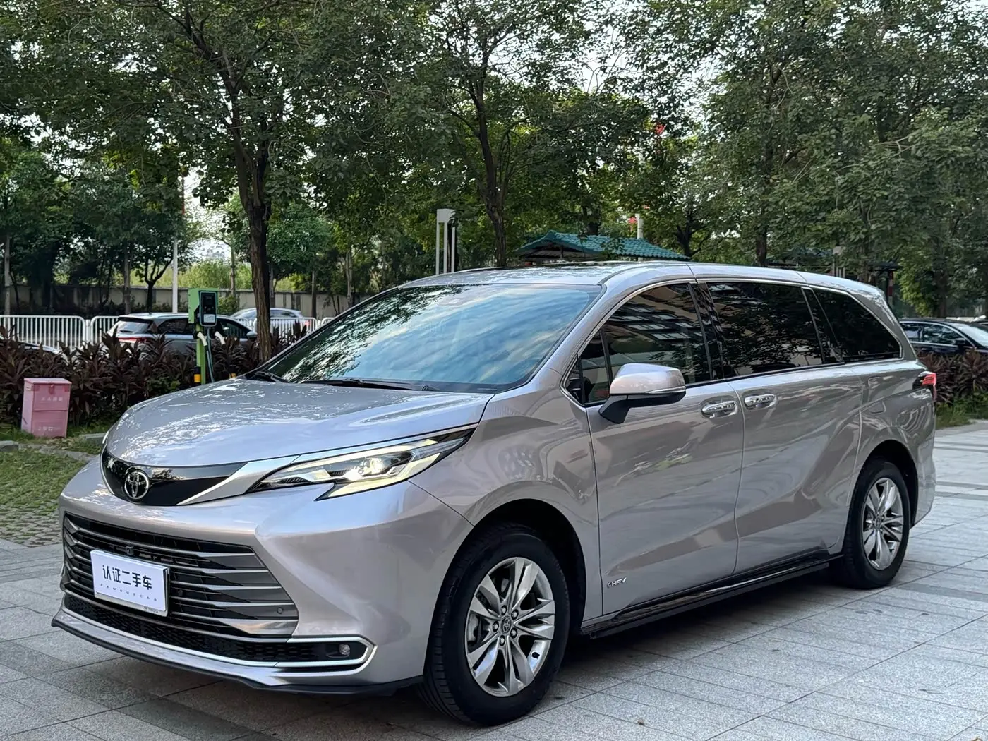 Toyota Sienna 2025 — Photo 1/14