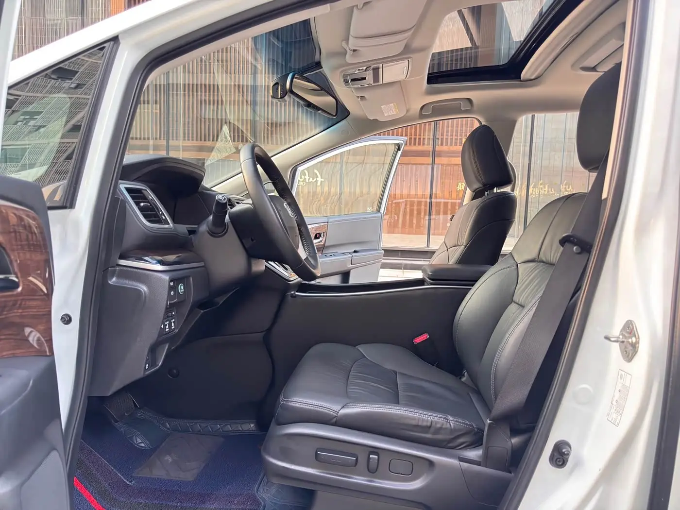 Honda Odyssey 2015 — ფოტო 16/20