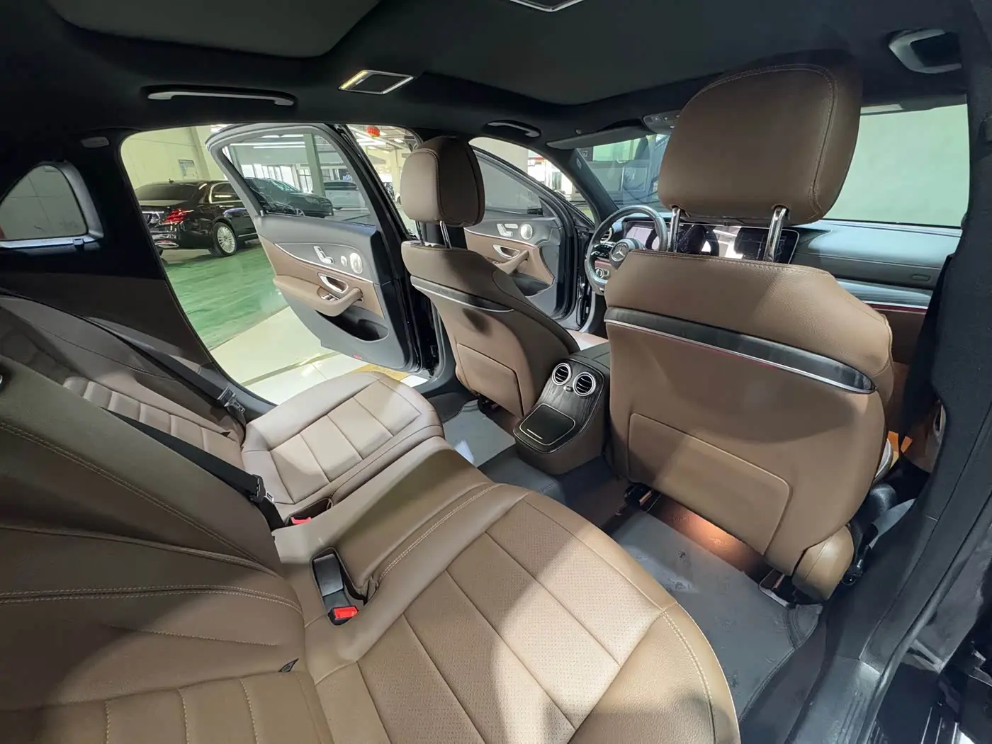 Mercedes-Benz E-Class 2023 — Photo 10/16