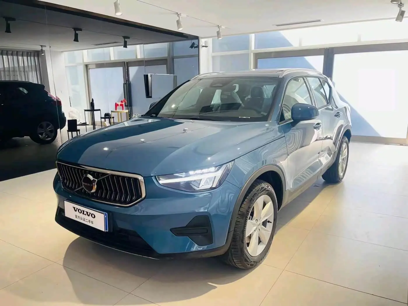 Volvo XC40 2023 — Фото 1/8