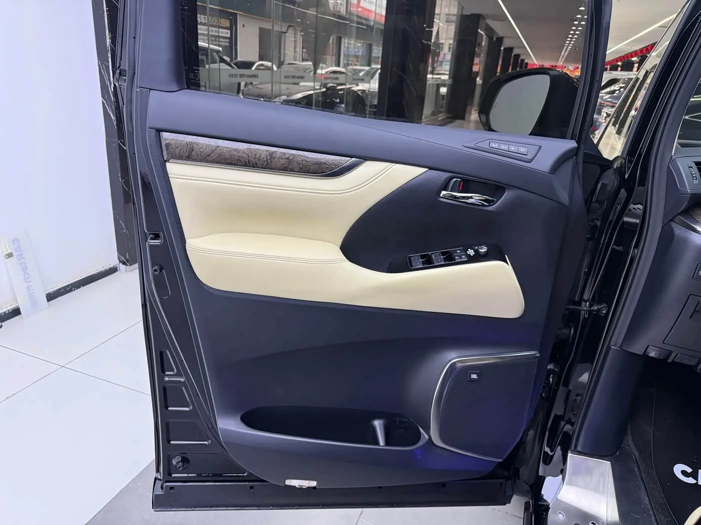 Toyota Vellfire 2023 — Фото 9/18