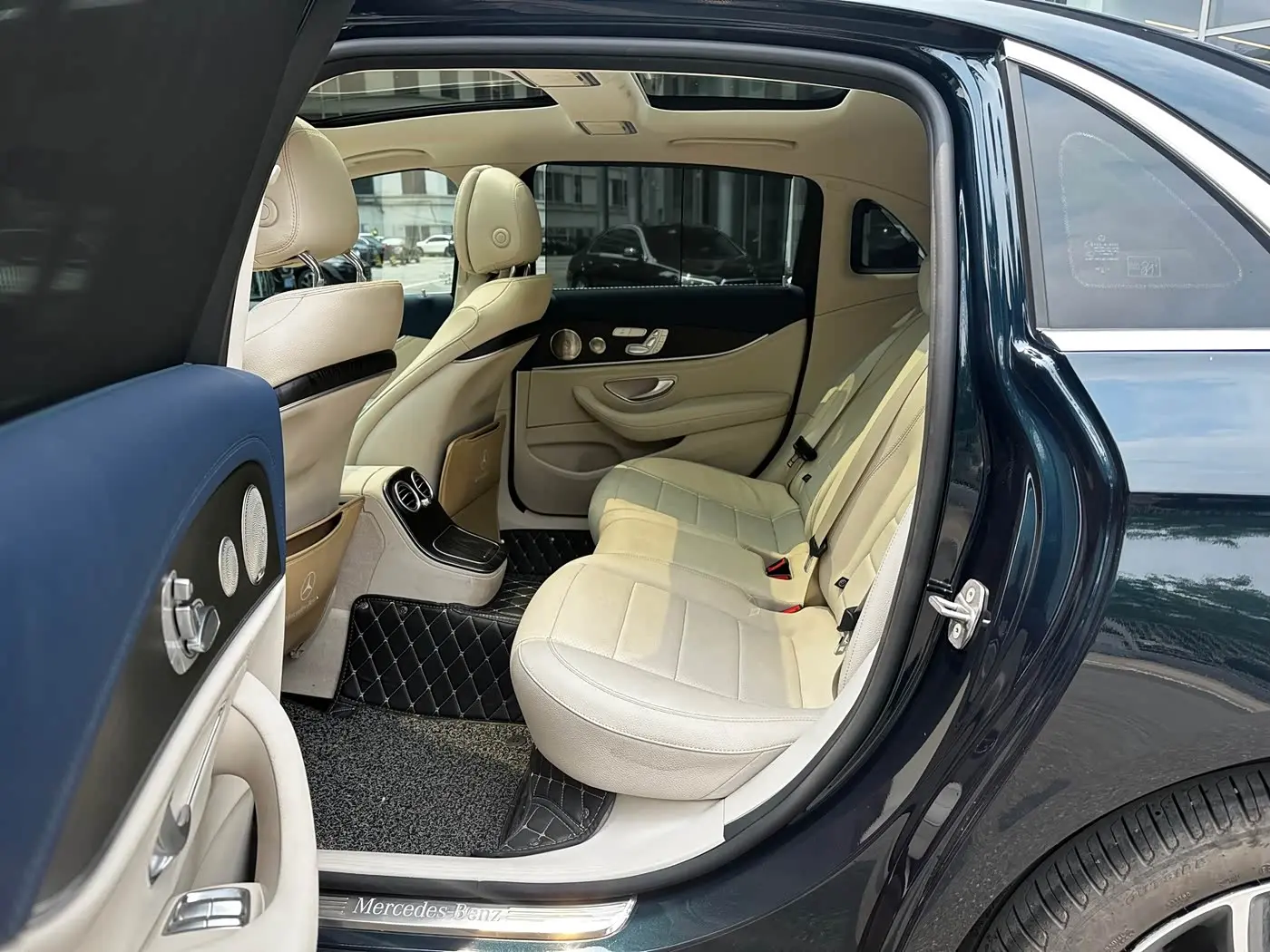 Mercedes-Benz E-Class 2023 — Photo 10/14