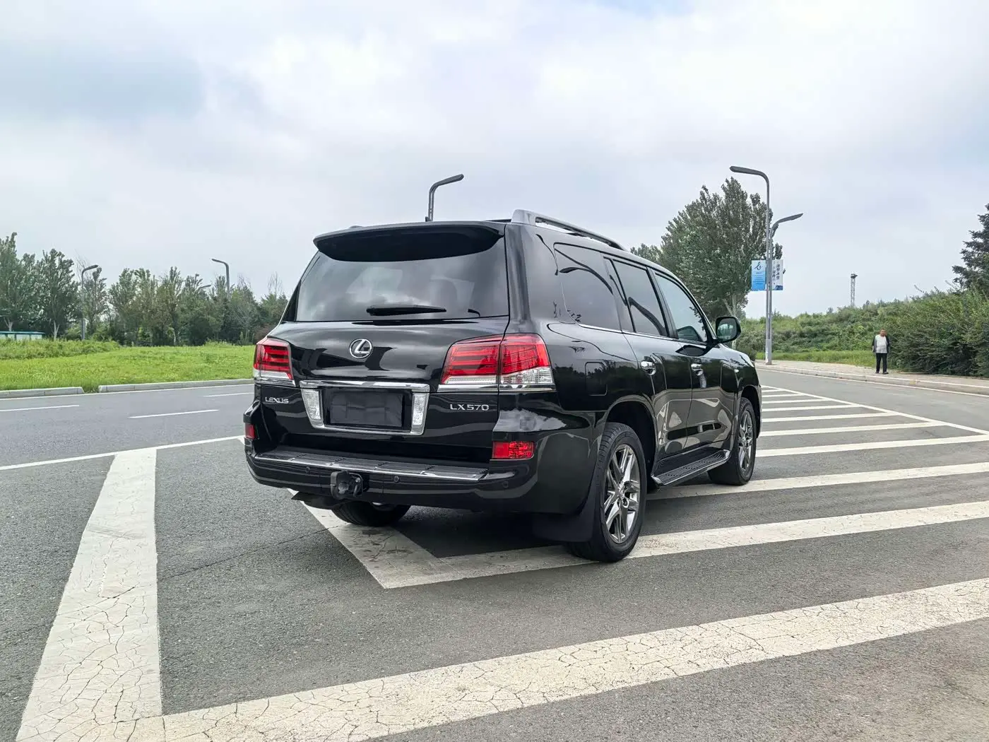 Lexus LX 2011 — Photo 6/18