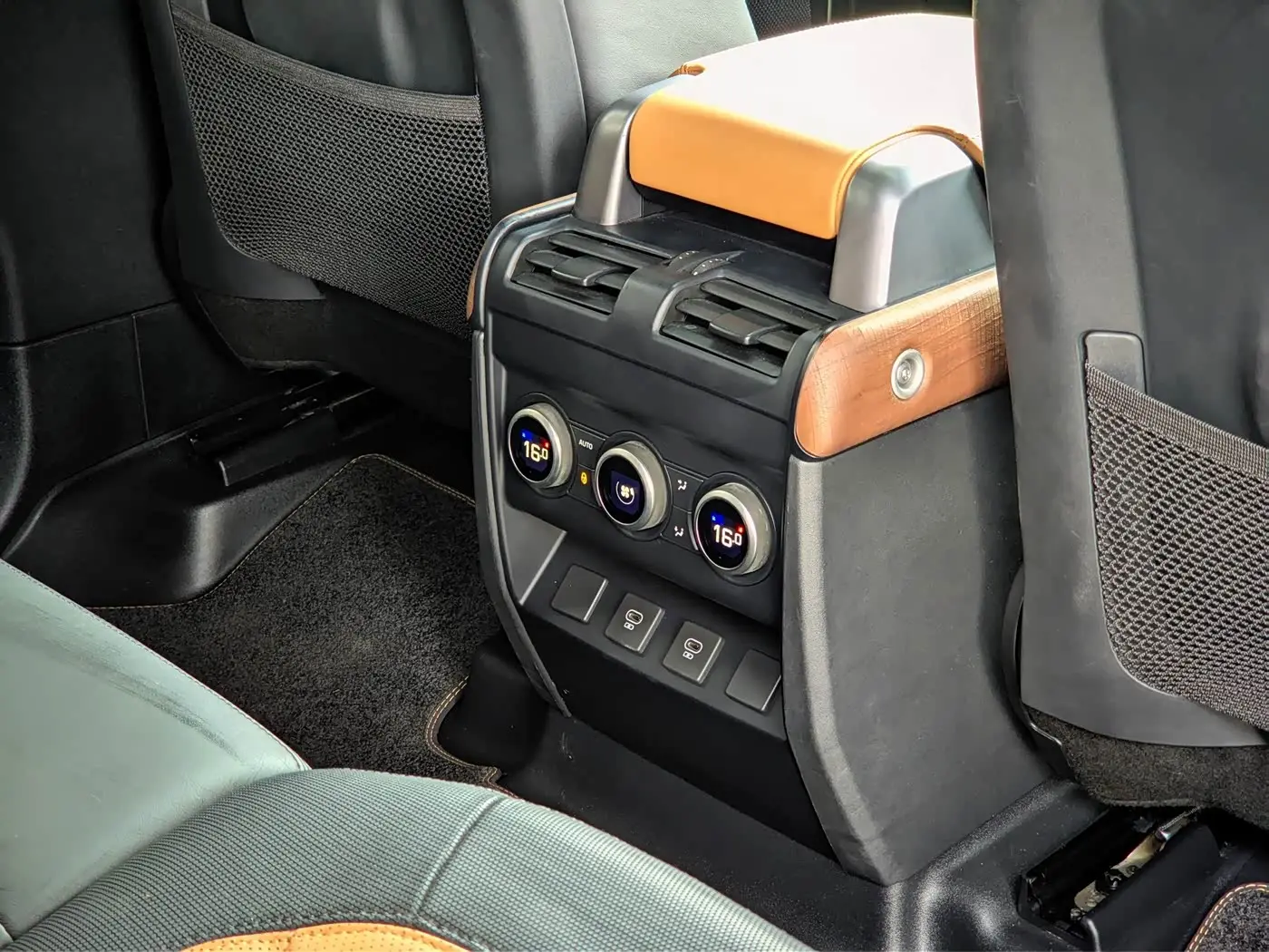 Land Rover Defender 2024 — Photo 6/16