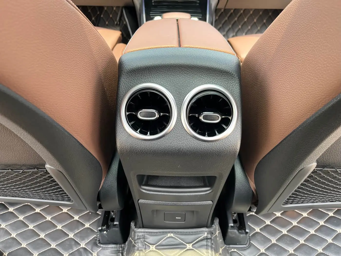 Mercedes-Benz GLB 2023 — Фото 14/20